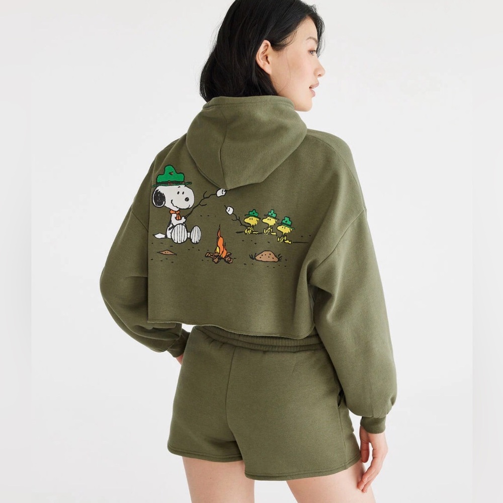 Aero Camp Snoopy Campfire Cropped Pullover Hoodie